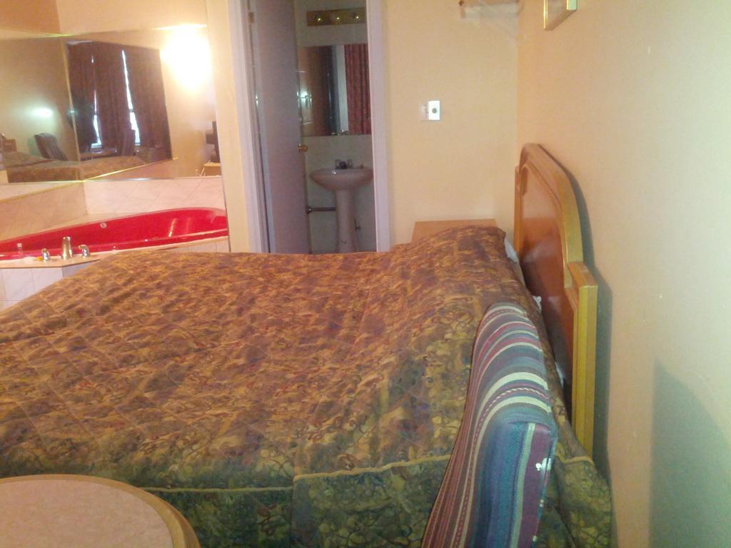 Admiral Inn By The Falls Niagara Falls Room photo