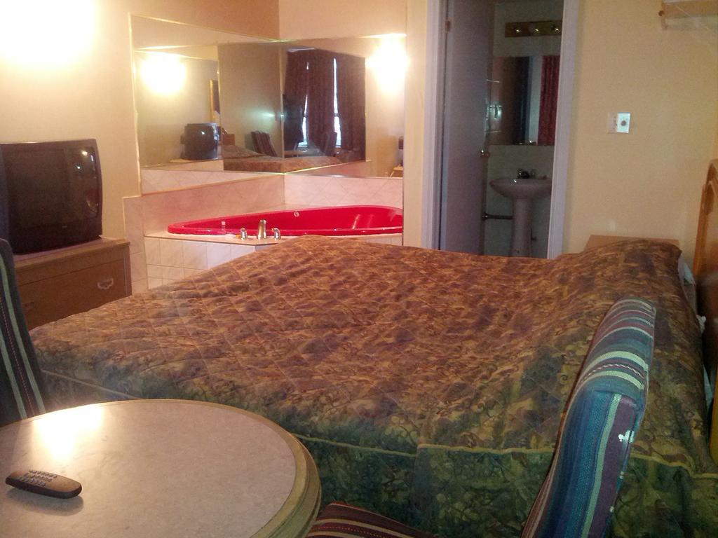 Admiral Inn By The Falls Niagara Falls Room photo