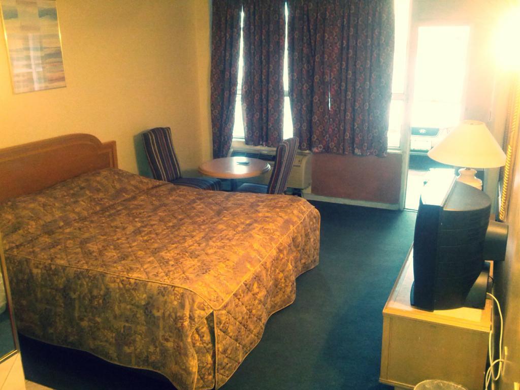 Admiral Inn By The Falls Niagara Falls Room photo